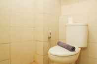 In-room Bathroom Simple and Homey Studio Apartment at Kemang View By Travelio