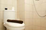 Toilet Kamar Comfort and Simple Studio at Riverview Jababeka Apartment By Travelio