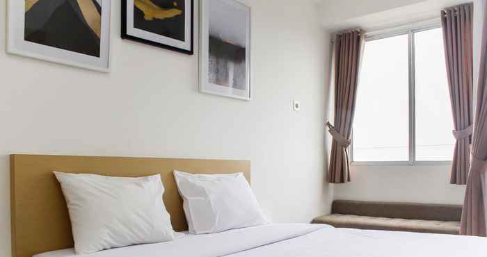 Kamar Tidur Comfort and Simple Studio at Riverview Jababeka Apartment By Travelio