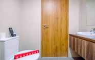 Toilet Kamar 5 Comfortable Pool View Studio Room Apartment at Gateway Park LRT City Bekasi By Travelio