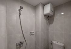 客房内浴室 5 Comfy and Nice Studio at Serpong Garden Apartment By Travelio