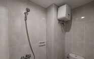 Toilet Kamar 5 Comfy and Nice Studio at Serpong Garden Apartment By Travelio