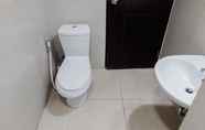 Toilet Kamar 6 Cozy and Nice Studio Apartment at Atria Gading Serpong Residence By Travelio