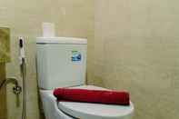 Toilet Kamar Comfortable Studio Apartment at Menteng Park By Travelio