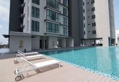 Swimming Pool 2 Jazz Suites by JR Lodge