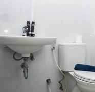 Toilet Kamar 4 Cozy Living Studio near Bekasi Station at Patraland Urbano Apartment By Travelio