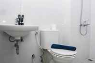 Toilet Kamar Cozy Living Studio near Bekasi Station at Patraland Urbano Apartment By Travelio