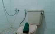 Toilet Kamar 7 Homey and Spacious 3BR at Kondominium Rajawali Apartment By Travelio