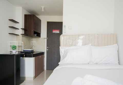 Kamar Tidur Minimalist and Comfy Studio Room at Serpong Garden Apartment By Travelio