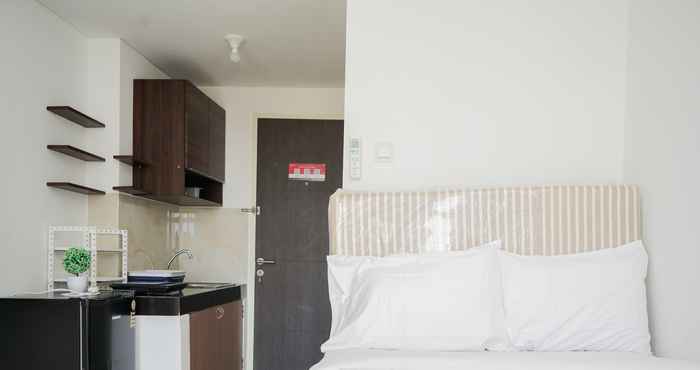 Bedroom Minimalist and Comfy Studio Room at Serpong Garden Apartment By Travelio