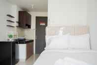 Kamar Tidur Minimalist and Comfy Studio Room at Serpong Garden Apartment By Travelio