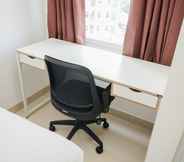 Ruang untuk Umum 2 Minimalist and Comfy Studio Room at Serpong Garden Apartment By Travelio