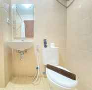 Toilet Kamar 4 Grand 1BR at Sudirman Suites Bandung Apartment By Travelio