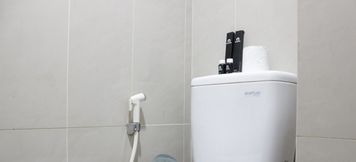 In-room Bathroom 5 Comfy Studio Room at Taman Melati Jatinangor Apartment By Travelio