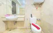 Toilet Kamar 6 Spacious 2BR at Braga City Walk Apartment By Travelio