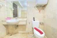 Toilet Kamar Spacious 2BR at Braga City Walk Apartment By Travelio