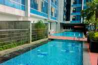 Kolam Renang Minimalist Studio Room Apartment at Tamansari The Hive By Travelio