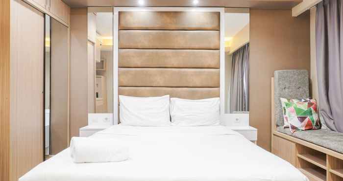 Kamar Tidur Minimalist Studio Room Apartment at Tamansari The Hive By Travelio