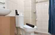 Toilet Kamar 6 Comfy and Best Deal 2BR Vida View Apartment By Travelio