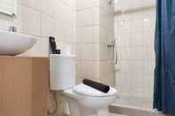 Toilet Kamar Comfy and Best Deal 2BR Vida View Apartment By Travelio