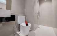 In-room Bathroom 5 Minimalist and Comfy Studio at Embarcadero Bintaro Apartment By Travelio