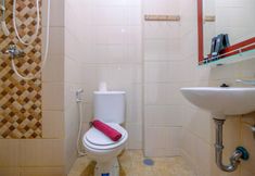 In-room Bathroom 6 Homey and Minimalist Studio at Dave Apartment By Travelio