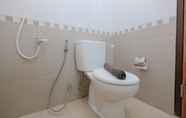 Toilet Kamar 6 Spacious 2BR at Royal Olive Residence Apartment By Travelio