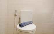 Toilet Kamar 5 Luxurious 1BR Apartment at West Vista By Travelio