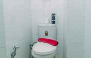 Toilet Kamar 5 Comfort Living 1BR with Extra Room at MT Haryono Residence Apartment By Travelio