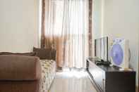 Ruang Umum Cozy Stay 1BR Apartment at Maple Park near Sunter By Travelio