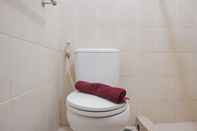 Toilet Kamar Cozy Stay 1BR Apartment at Maple Park near Sunter By Travelio