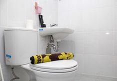 In-room Bathroom 5 Elegant and Fancy Studio at Patraland Urbano Apartment By Travelio