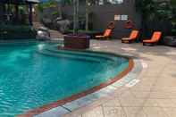 Kolam Renang Comfy and Elegant 1BR at Ascott Thamrin Apartment By Travelio