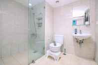 Toilet Kamar Comfort and Minimalist 2BR at Tamansari The Hive Apartment By Travelio