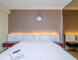 Bilik Tidur 2 Comfort and Minimalist 2BR at Tamansari The Hive Apartment By Travelio