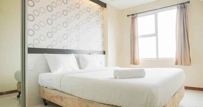 Kamar Tidur Nice and Comfy 1BR at Belmont Residence Puri Apartment By Travelio