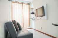 Common Space Nice and Comfy 1BR at Belmont Residence Puri Apartment By Travelio