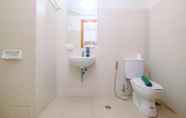 In-room Bathroom 4 Comfort Studio Apartment at Woodland Park Residence By Travelio