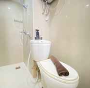 Toilet Kamar 5 Cozy 2BR Apartment Near Ciwalk at The Jarrdin Cihampelas By Travelio