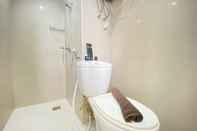 Toilet Kamar Cozy 2BR Apartment Near Ciwalk at The Jarrdin Cihampelas By Travelio