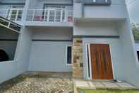 Exterior Grey 3 Bedroom by AMB