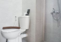 In-room Bathroom 4 Best Choice Studio at Taman Melati Surabaya Apartment By Travelio