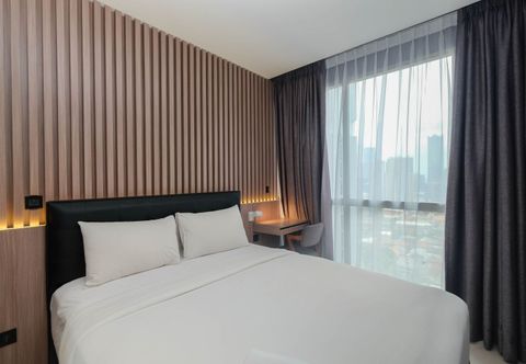 침실 Comfort and Elegant 1BR at Ciputra World 2 Apartment By Travelio Premium