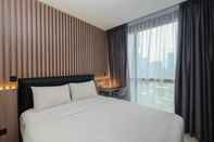 Kamar Tidur Comfort and Elegant 1BR at Ciputra World 2 Apartment By Travelio Premium