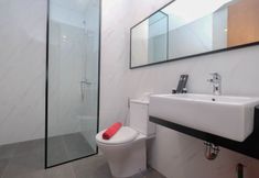 객실 내 욕실 5 Comfort and Elegant 1BR at Ciputra World 2 Apartment By Travelio Premium