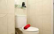 Toilet Kamar 5 Nice and Cozy Studio at Springlake Summarecon Bekasi Apartment By Travelio