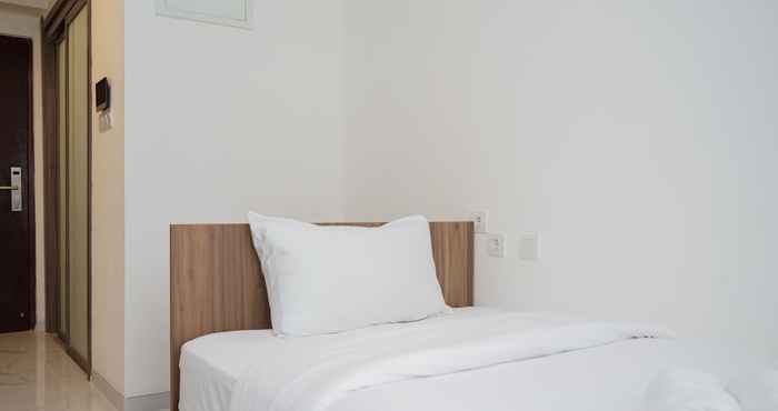 Bilik Tidur Comfort and Nice Studio Room at Sky House BSD Apartment By Travelio