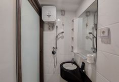 客房浴室 5 Comfort and Nice Studio Room at Sky House BSD Apartment By Travelio