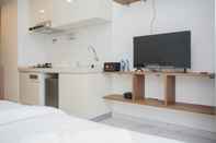 พื้นที่สาธารณะ Cozy and Nice Studio at Sky House BSD Apartment By Travelio