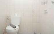Toilet Kamar 6 Comfort and Modern 2BR Apartment at Signature Park Grande By Travelio
